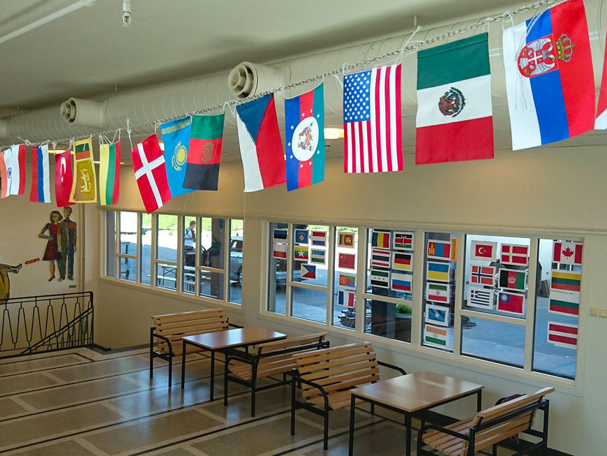 Flagg på Husabø skole