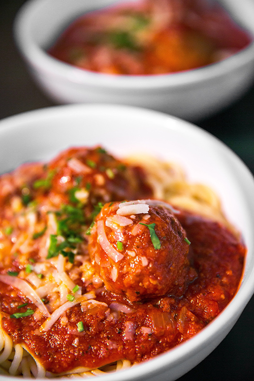 Bilde av to skåler med spaghetti og kjøttboller