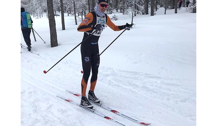 Simon Andersson på väg mot andra raka segern i En riktig femmil. FOTO: Skidhistoriska Sällskapet. Simon Andersson på väg mot andra raka segern i En riktig femmil. FOTO: Skidhistoriska Sällskapet.
