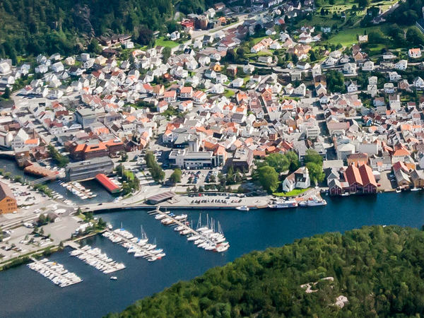 Egersund sentrum med rådhuset