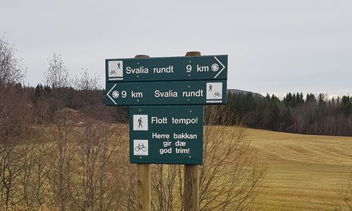 Skilting på turen Svalia rundt. Skilt nasjonal standard