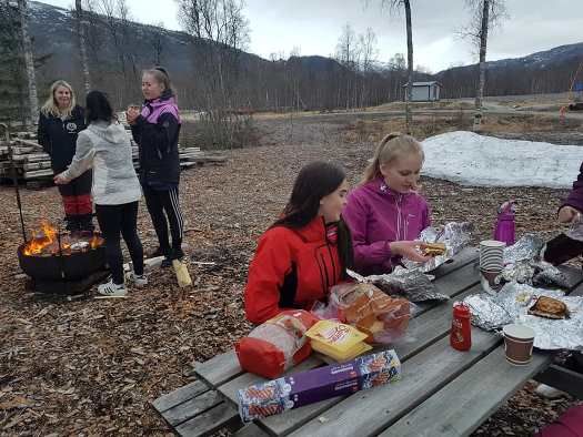 Sterke jenter på besøk i Buvika