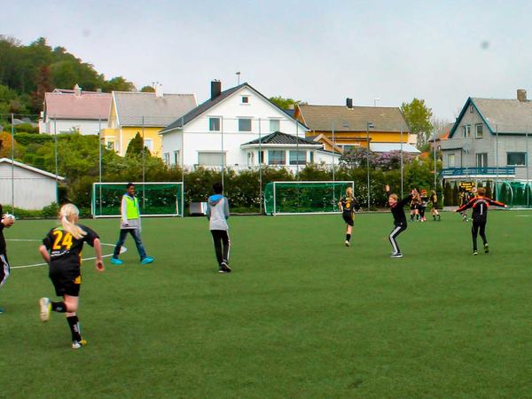 Barn som spiller fotball