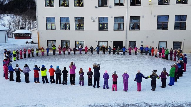 Bilde av barn som holder  hender i ring