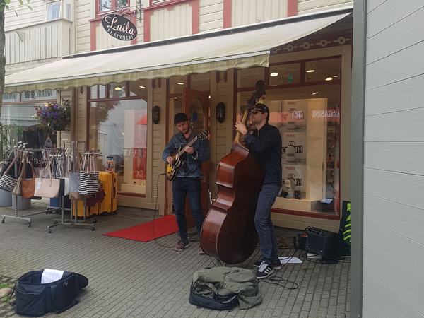 Gatemusikantene Julian Bøyum Muller og Oscar Harboe Gatemusikantene Julian Bøyum Muller og Oscar Harboe