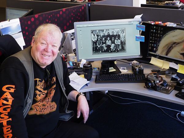 Fotografen er en viktig del av en redaksjon. Allikevel reduserer avisene antall fotografer. I Sarpsborg Arbeiderblad var det tre. Nå er Jarl Morten alene. Når han går over i pensjon den 1. mai er det bare frilansere igjen. Et betydelig tap for avisen og byen. (Foto: Arne Glomdal).