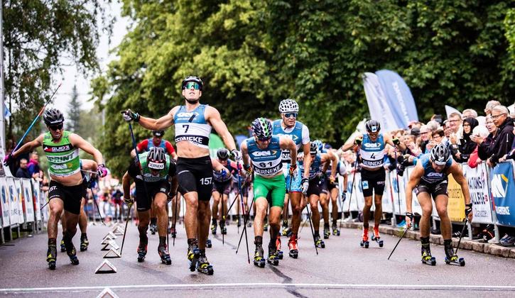Anton Karlsson korsade mållinjen först på Alliansloppet men diskades precis som Emil Persson, trea i mål med den gröna västen. Båda åkte i varvningsfilen på upploppet. FOTO: Alliansloppet. Anton Karlsson korsade mållinjen först på Alliansloppet men diskades precis som Emil Persson, trea i mål med den gröna västen. Båda åkte i varvningsfilen på upploppet. FOTO: Alliansloppet.