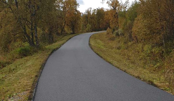 Helt ny asfaltbeläggning läggs i dagarna på rullskidbanan mellan Bruksvallarna och Ramundberget. FOTO: Bruksvallarna Ramundberget. Helt ny asfaltbeläggning läggs i dagarna på rullskidbanan mellan Bruksvallarna och Ramundberget. FOTO: Bruksvallarna Ramundberget.