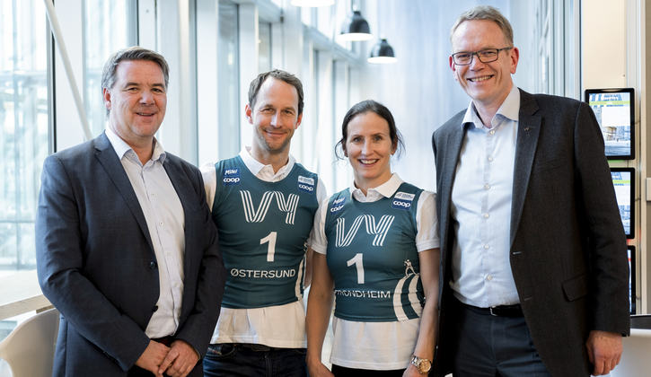 Anders Södergren och Marit Björgen är ambassadörer för Ski Tour 2020. Här med representanter för tåg- och bussbolaget Vy som är tourens huvudsamarbetspartner. FOTO: Mads Kristiansen, Vy. Anders Södergren och Marit Björgen är ambassadörer för Ski Tour 2020. Här med representanter för tåg- och bussbolaget Vy som är tourens huvudsamarbetspartner. FOTO: Mads Kristiansen, Vy.