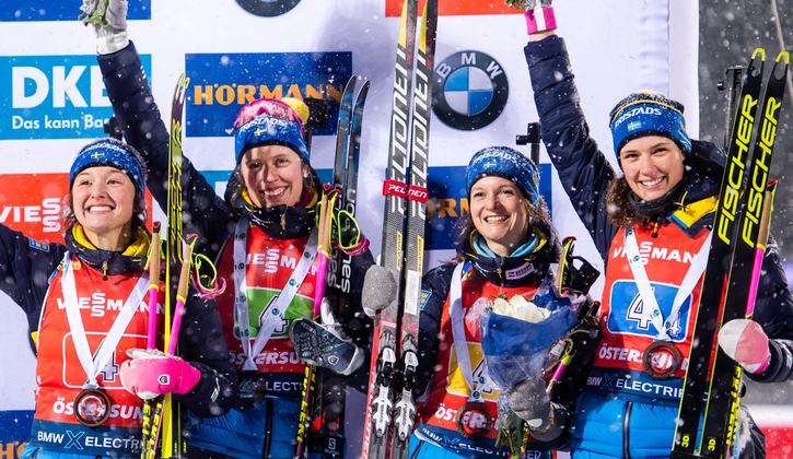 Linn Persson, Elvira Öberg, Mona Brorsson och Hanna Öberg efter tredjeplatsen på världscupstafetten i Östersund. FOTO: Bildbyrån/Johanna Lundberg. Linn Persson, Elvira Öberg, Mona Brorsson och Hanna Öberg efter tredjeplatsen på världscupstafetten i Östersund. FOTO: Bildbyrån/Johanna Lundberg.