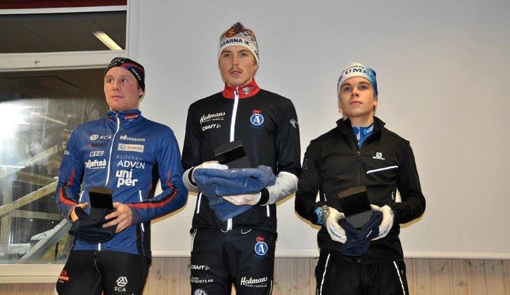 Topp tre i H 19-20 på Daniel Karlssons Minne. Fr.v. trean Anton Eriksson, ettan William Poromaa och tvåan William Schultz. FOTO: Östersunds SK. Topp tre i H 19-20 på Daniel Karlssons Minne. Fr.v. trean Anton Eriksson, ettan William Poromaa och tvåan William Schultz. FOTO: Östersunds SK.