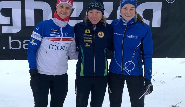 Medaljtrion på SM i skidorientering på lördagens masstart över medeldistans. Fr.v. tvåan Magdalena Olsson, ettan Lisa Larsen och trean Klara Yngvesson. FOTO: Olof Eriksson. Medaljtrion på SM i skidorientering på lördagens masstart över medeldistans. Fr.v. tvåan Magdalena Olsson, ettan Lisa Larsen och trean Klara Yngvesson. FOTO: Olof Eriksson.