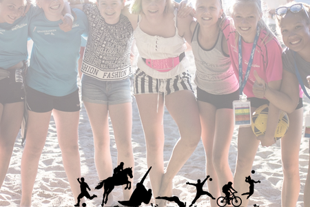 Ingressbilde til artikkel om Idrettsleiren 2020, viser glade jenter som står på en strand.