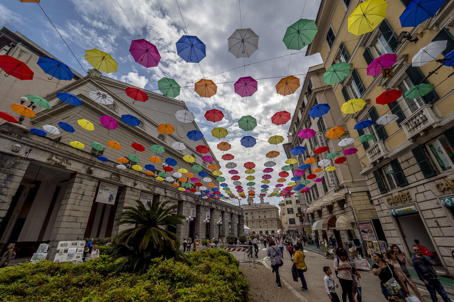Paraplyer i Piazza de Giorgio Labò, Genova.