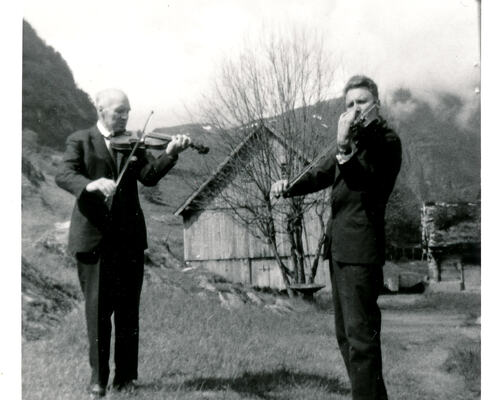 Moses og Magnus Paulen spelar på tunet i Paulen