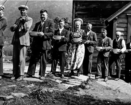 Petter Paulen og Moses Paulen spelar i bryllaup på Fuglestrand 1927