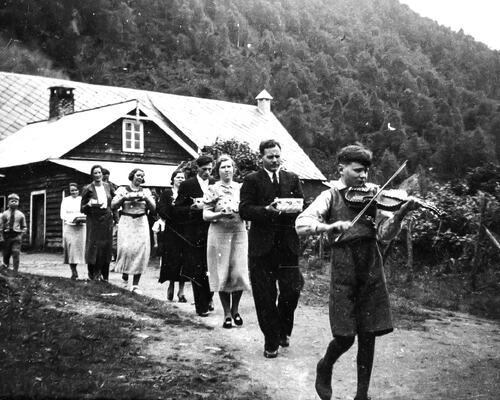 Arne Viken, 13 år er spelemann i bryllaupet til Anna Flom og Alfred Ripe