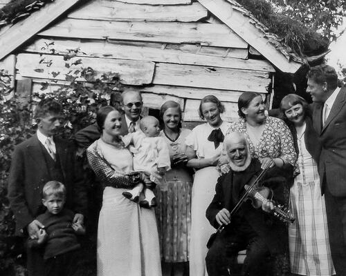 Samling i Astruptunet med Johannes Nedrebø