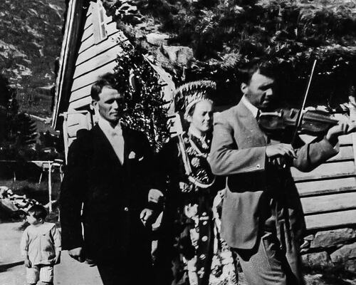 Moses Paulen spelar i bryllaupet til Berthea Årdal og Kristoffer Sandnes 1926