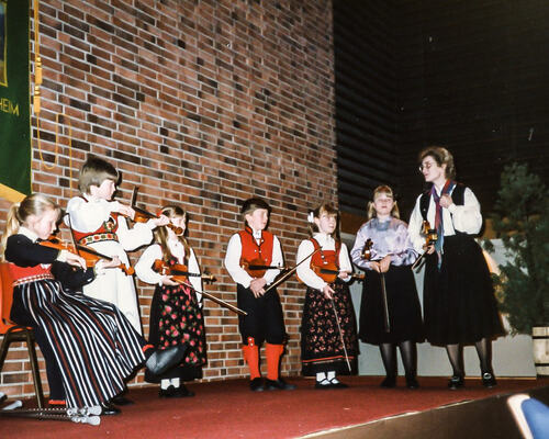 Juniorane i Indre Sunnfjord på leikfest 1987 foto 1-2