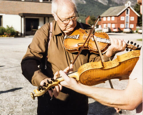 Lars lærer til Sigmund på Mo 1984-2