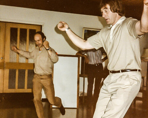 Vidar og Sigmund dansar halling på Mo 1984-2