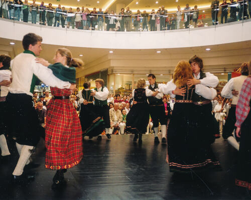 2005 Botavon dansar i kjøpesenter Pecs-2