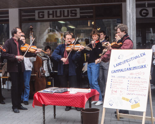 PR-speling i Førde ein laurdag 1986 -1