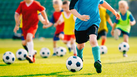 Barn spiller fotball