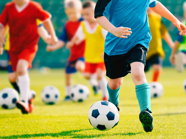 Barn spiller fotball