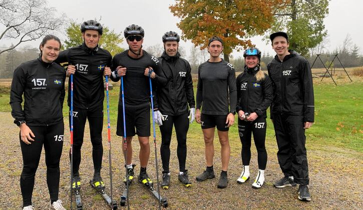 Större delen av Lager 157 Ski Team inför stundande säsong: Britta Johansson Norgren, Andreas Holmberg, Emil Persson, Anton Karlsson, Marcus Johansson, Elin Mohlin och teamchefen Anton Järnberg. FOTO: Johan Trygg/Längd.se. Större delen av Lager 157 Ski Team inför stundande säsong: Britta Johansson Norgren, Andreas Holmberg, Emil Persson, Anton Karlsson, Marcus Johansson, Elin Mohlin och teamchefen Anton Järnberg. FOTO: Johan Trygg/Längd.se.