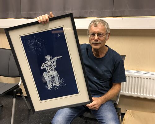 To spelemenn. Leon fyller 70 år omtrent på denne tida.