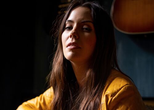 Marion med gitar,ingress
