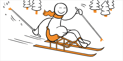 Illustrasjon av en blid figur som kjører sittende på ski 