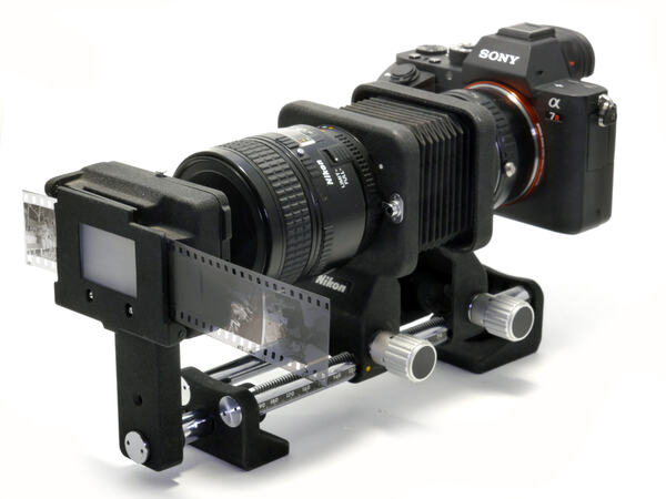 Er en belg med småbildeoptikk bedre egnet til å digitalisere film enn skannere? (Foto: Harri Hietala)