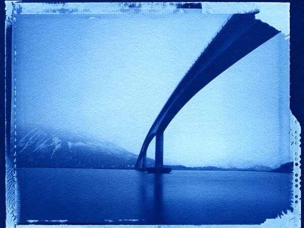 Cyanotypi fra et 4x5 tommer (ca 10x12 cm) polaroid sorthvittnegativ på Hahnemühle Platinum Rag. Dypere og bedre blåtoner enn cyanotypi på vanlig papir. Fin følelse av papirstruktur – og bedre holdbarhet. (Foto: Morten Løberg)