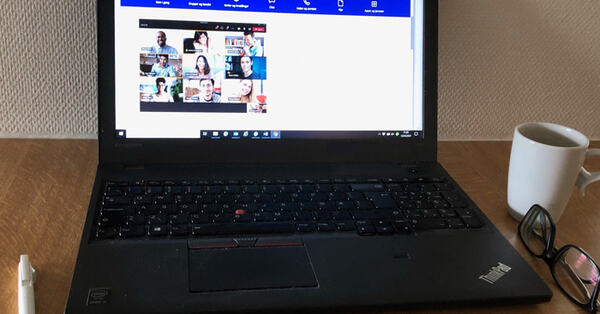 Bilde av en bærbar datamaskin som viser gjennomføring av et digitalt informasjonsmøte for oppdragstakere