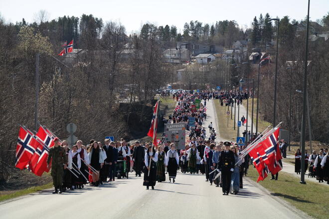 17. mai tog i Bardu