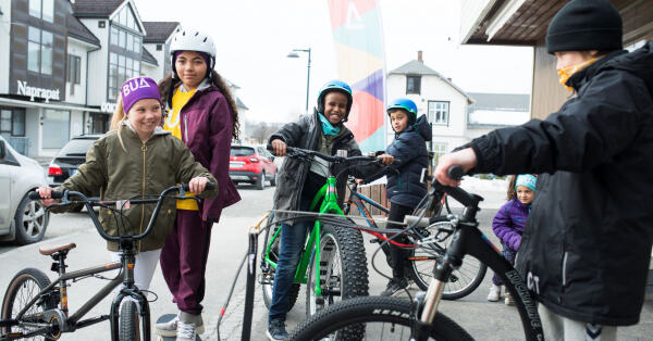 Bilde av glade barn med sykler utenfor BUA RIngsaker