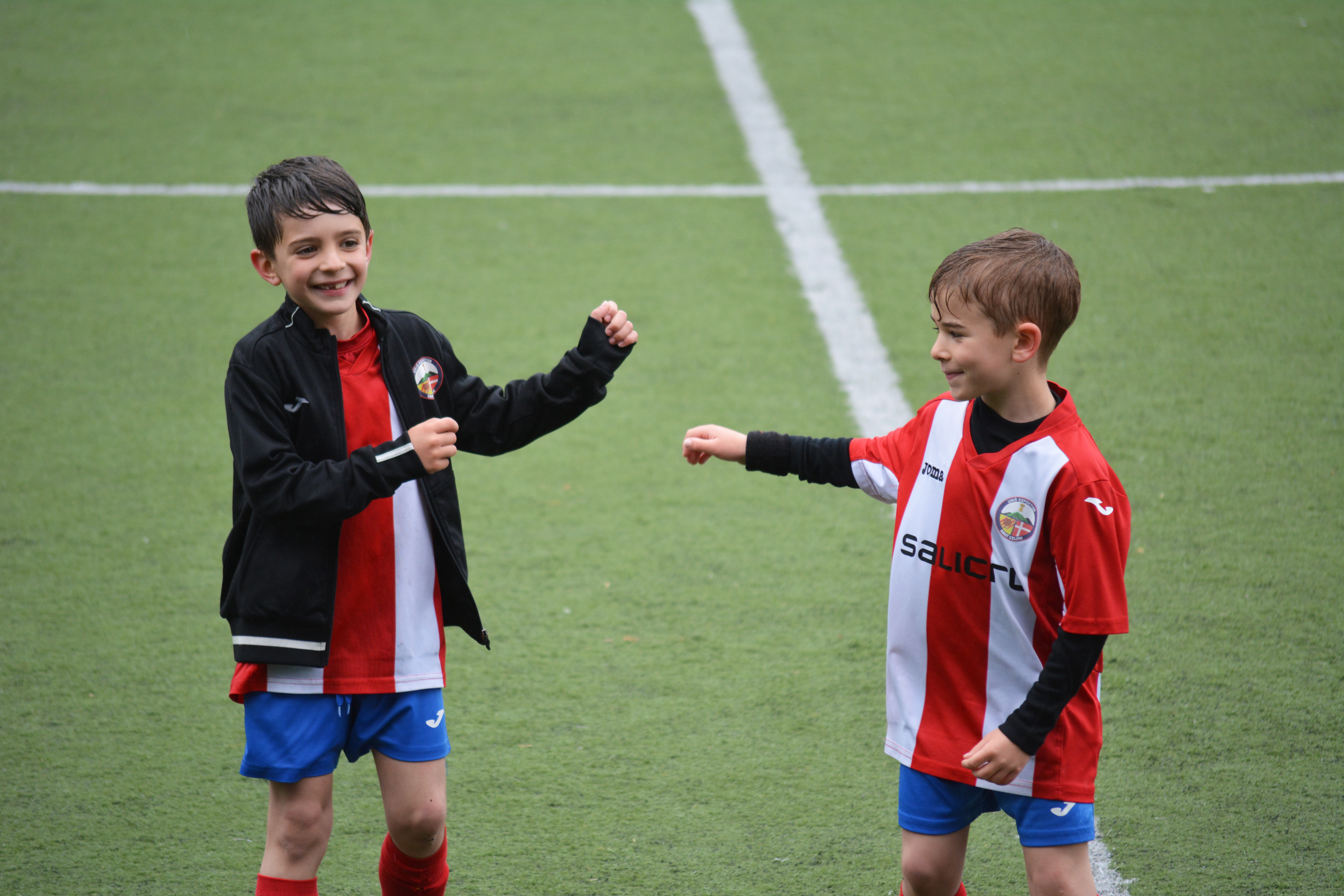 To små gutter som spiller fotball