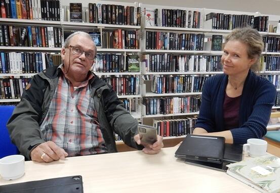 Hans Petter Hellarvik og Sylvia Bredal ønsker velkommen til seniornett på biblioteket