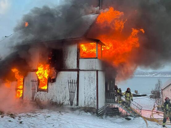 BIlde: Nedbrenning av hus, øvelse Salangen Brann og Redning