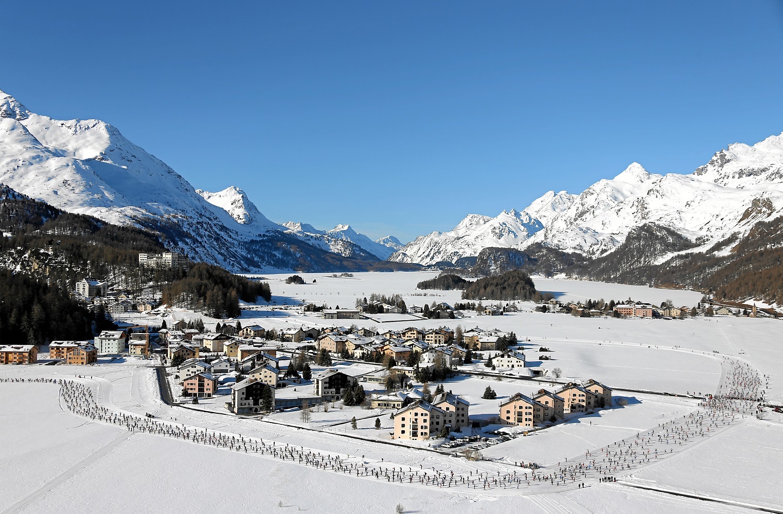 Idylliska Engadin-byar passeras längs banan för Engadin Skimarathon. FOTO: Swissimage.