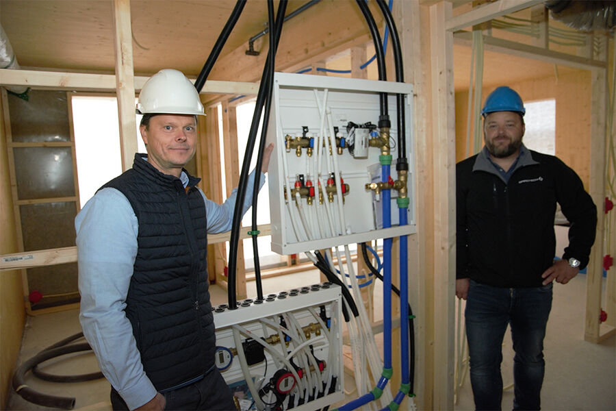 Rørservice Nesbyen står for installasjonen i det prestisjefulle leilighetsprosjektet på Høgevarde og bruker produkter og rørsystemer fra Armaturjonsson som en naturlig del av leveransen. På bildet ser vi bedriftens prosjektleder Tor Olav Gaptjern og Armaturjonssons distriktssjef Marius Ellefsen.