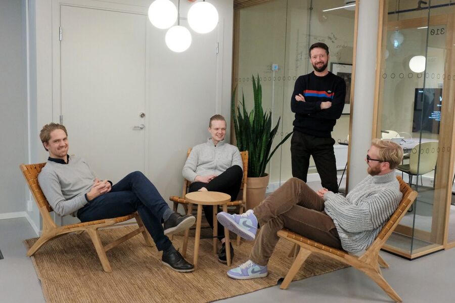 På bildet ser vi temaet bak Drifti AS. Fra venstre, Eyolf Strømme-Svendsen (stol til venstre), Christian Baar Hammerud (Stol i midten) Hans-Marius Engebretsen (Stol til høyre) Stående er daglig leder Knut Magnus Aasli.