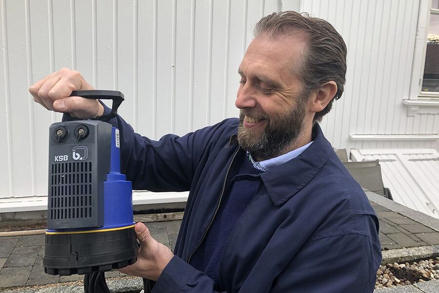 Petter Marthinsen i KSB viser fram den minste modellen av AmaDrainer 3.