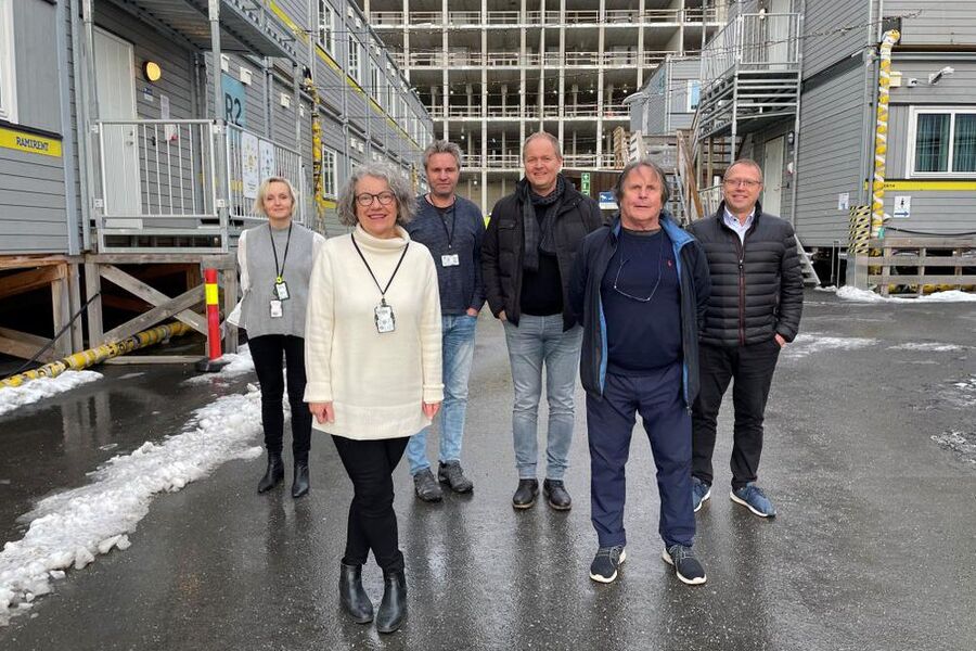 Fra venstre, Christin Vik Eliassen, prosjektleder anskaffelser Nye SUS, Kari Gro Johanson prosjektdirektør, Nye SUS, John Jacobsen, prosjektleder teknikk Nye SUS, Rolf Arne Lorentzen, daglig leder Finn Midbøe AS, Svein Midbøe og Runar Ullenes, begge to Finn Midbøe AS.
 Frida Ripland Moberg/Nye SUS