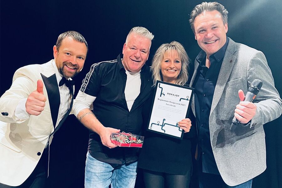 Fra regionsmøtet i Haugesund.Her ser vi Jorun og Eirik Skogland i Ferre Rør AS, sammen med komiker og entertainer John Brungot og Frank Olsen i Rørkjøp.