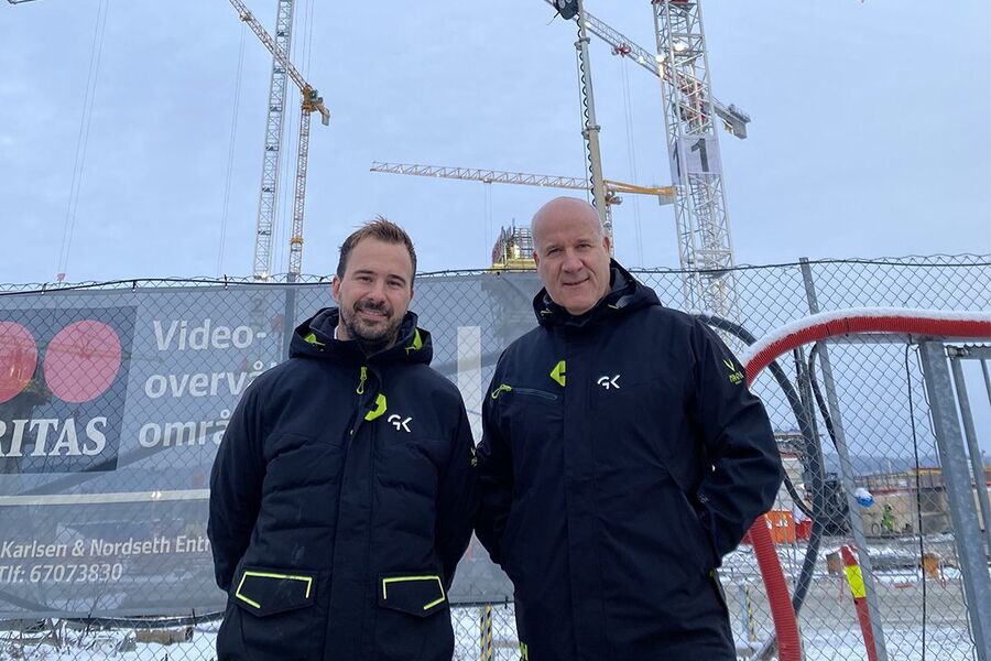 På bildet ser vi prosjektutvikler Håvard Pallin Grønning og divisjonsdirektør entreprise Leif Øie ved byggeplassen til Drammens nye sykehus.