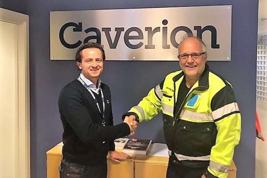 På bildet ser vi fra venstre, Bjørn Arild Lerjemark i Caverion og Geir Nysveen, sjef for Rørleggern Innlandet. 